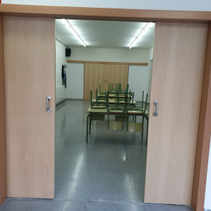 Escola-Sant-Adria-Ajuntament-01-porta-corredera-fusta