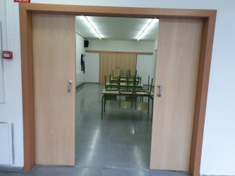Escola-Sant-Adria-Ajuntament-01-porta-corredera-fusta