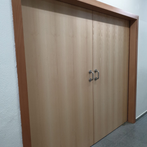 Escola-Sant-Adria-Ajuntament-03-porta-corredera-fusta