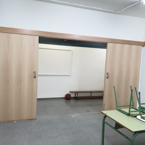 porta-corredera-fusta-Escola-Sant-Adria-Ajuntament-04