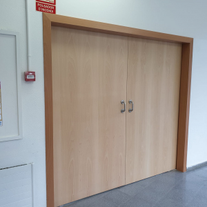 puerta-corredera-madera-Escola-Sant-Adria-Ajuntament-02